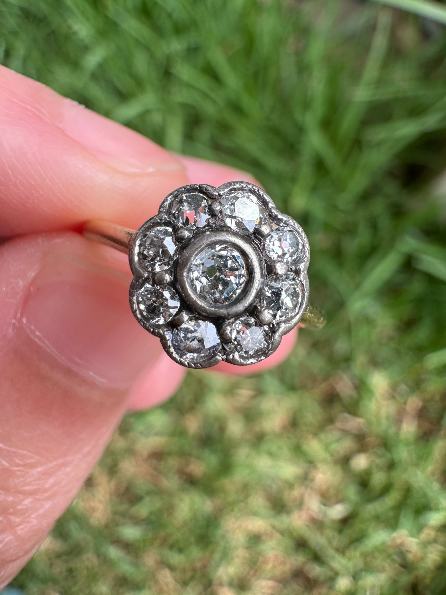 Vintage 18ct yellow gold and platinum 0.6ct TCW old mine cut diamond daisy ring