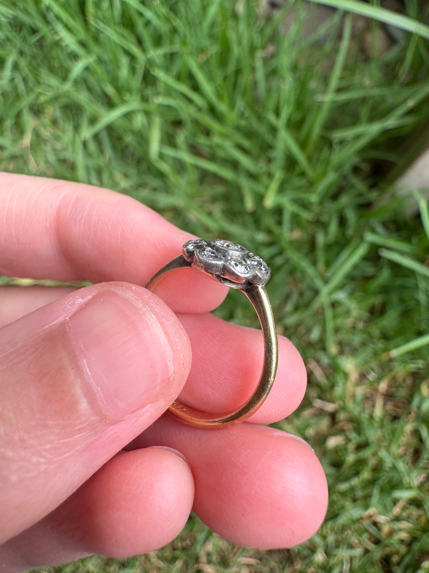 Vintage 18ct yellow gold and platinum 0.6ct TCW old mine cut diamond daisy ring
