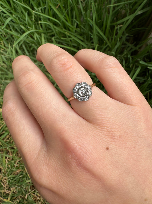 Vintage 18ct yellow gold and platinum 0.6ct TCW old mine cut diamond daisy ring
