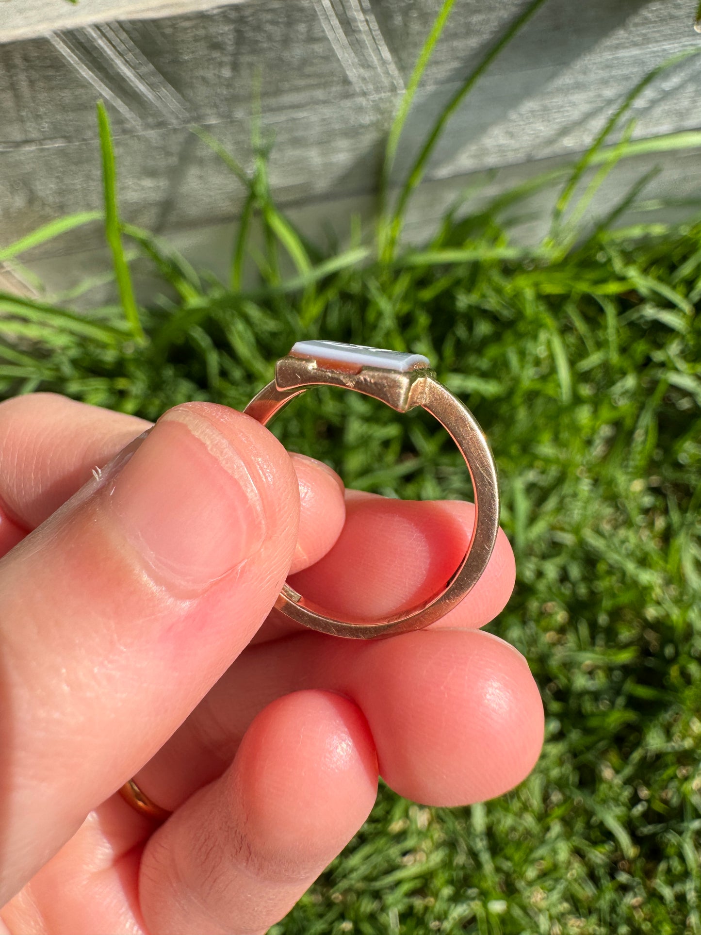 Antique Australian 9ct rosy yellow gold sardonyx intaglio 'D' ring