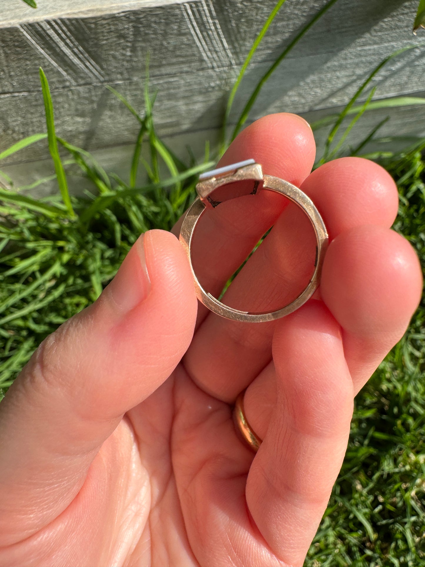 Antique Australian 9ct rosy yellow gold sardonyx intaglio 'D' ring