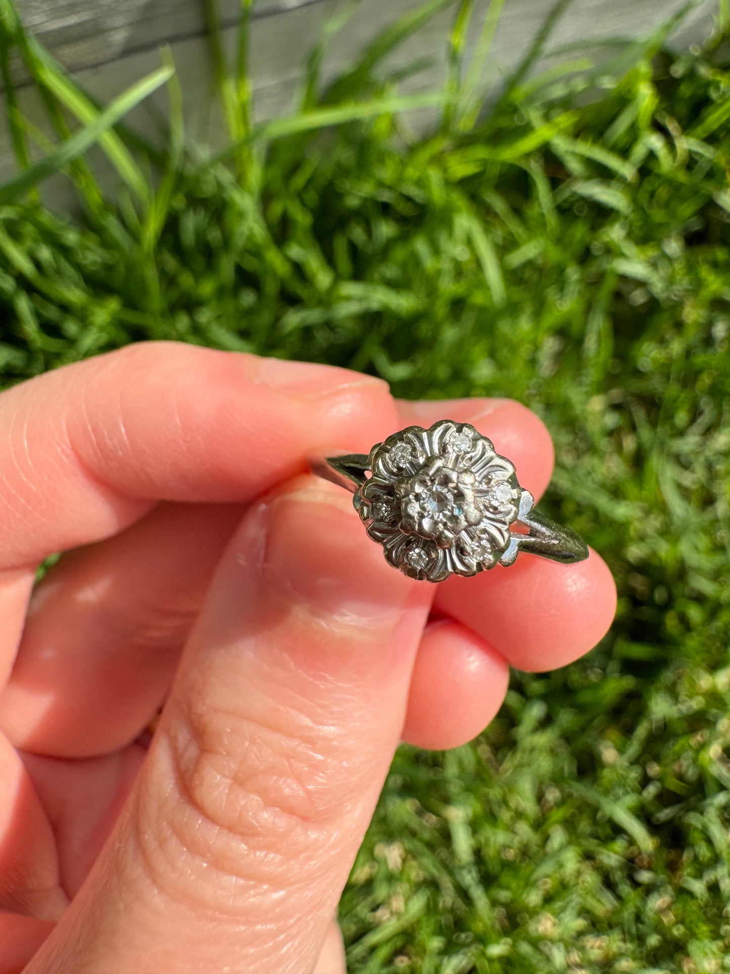 Vintage 18ct white gold single cut diamond daisy ring