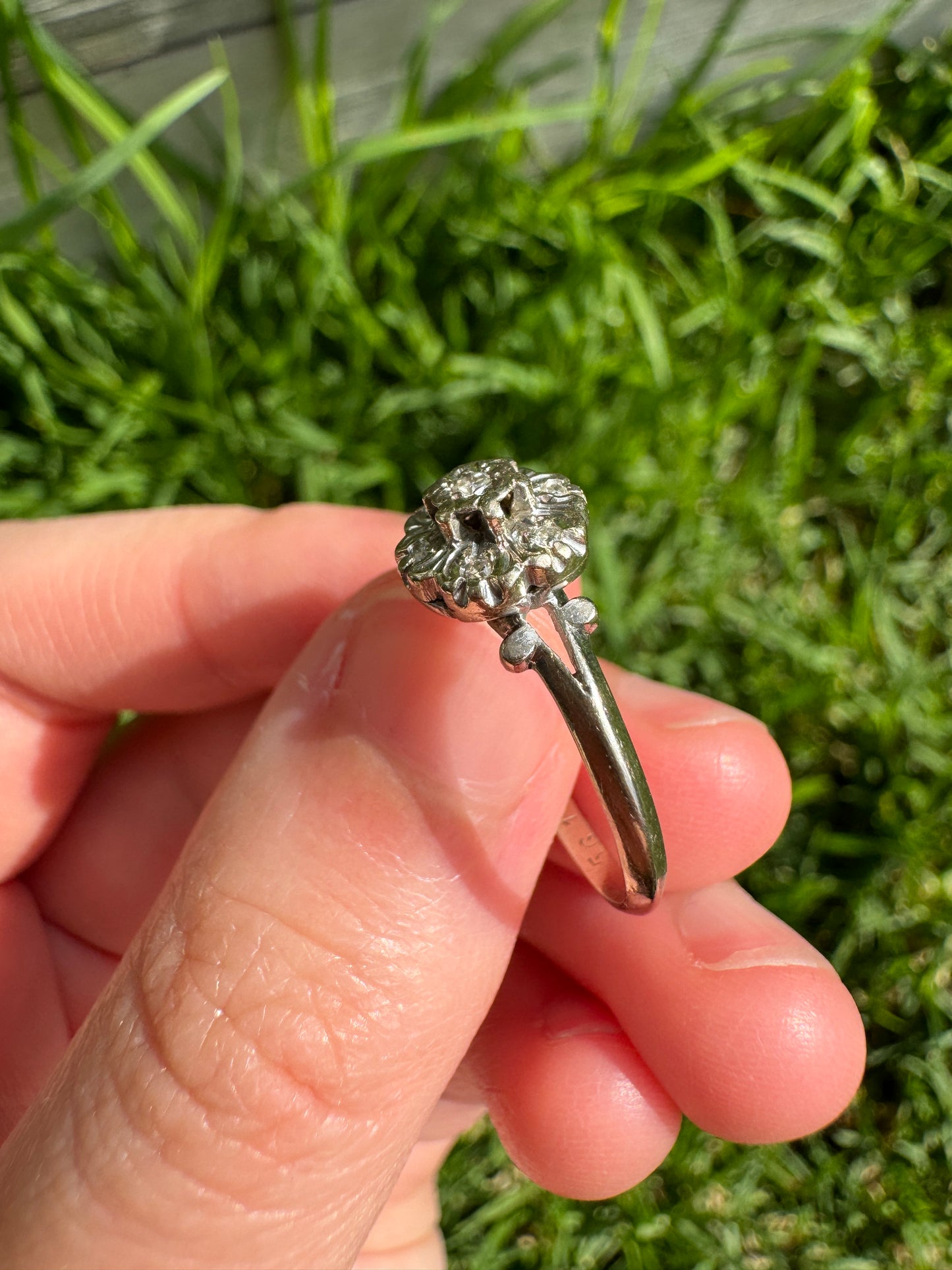 Vintage 18ct white gold single cut diamond daisy ring