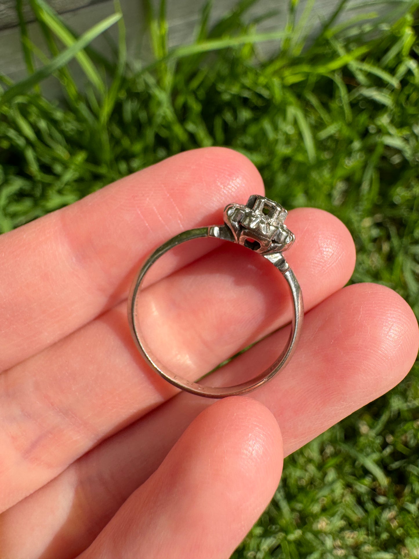 Vintage 18ct white gold single cut diamond daisy ring