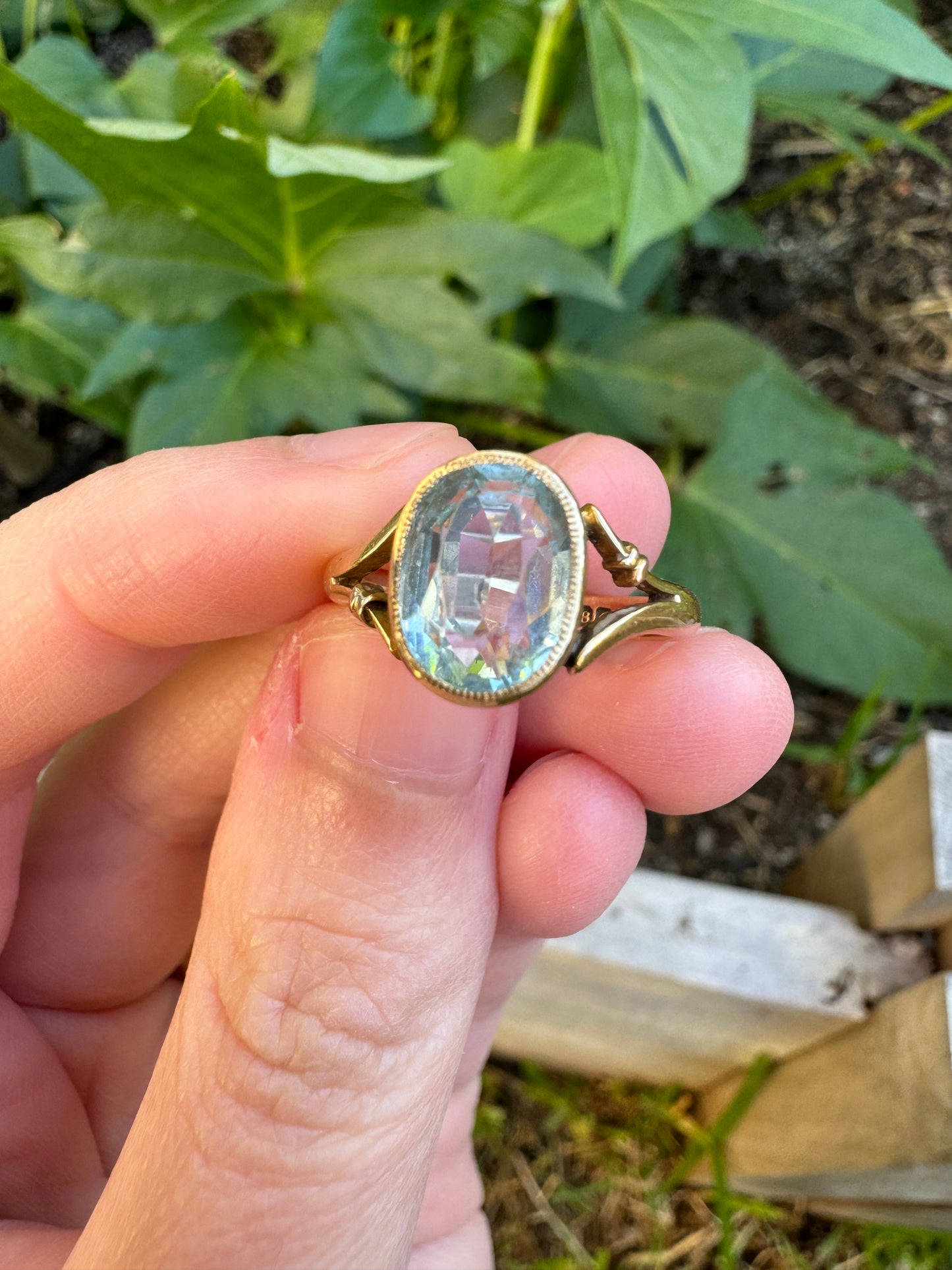 Antique 18ct yellow gold faceted aquamarine ring
