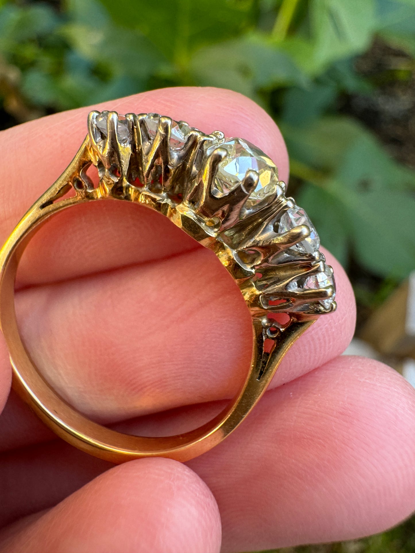 Vintage 18ct yellow gold five stone 1ct TCW diamond ring with light yellow diamond centre