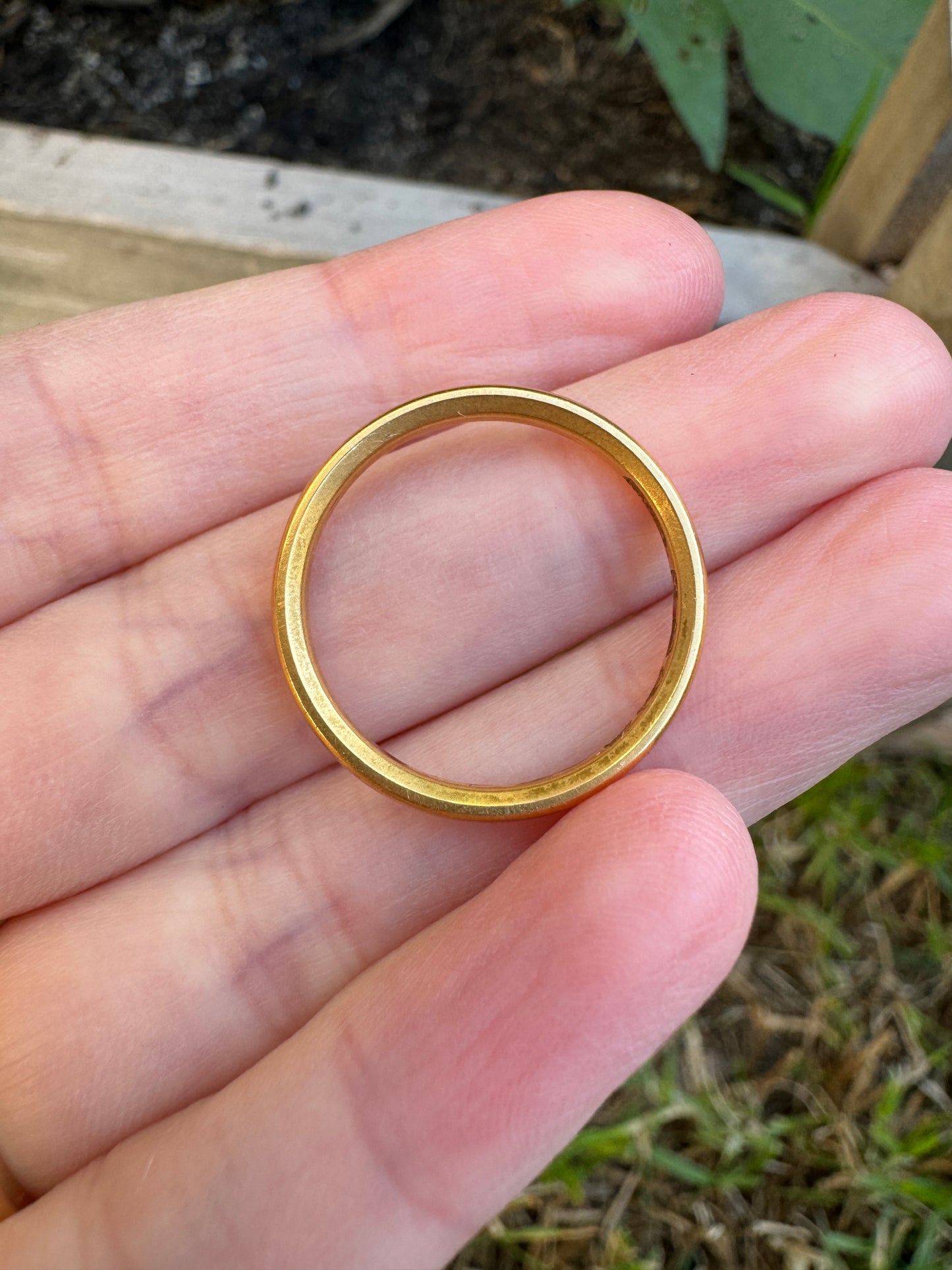 Vintage 22ct yellow gold band, 2mm wide