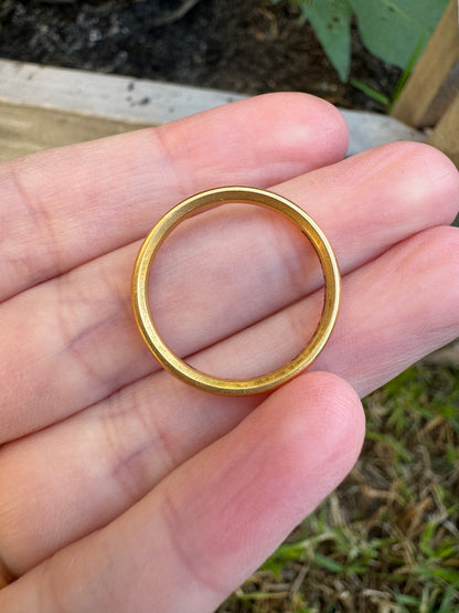 Vintage 22ct yellow gold band, 2mm wide