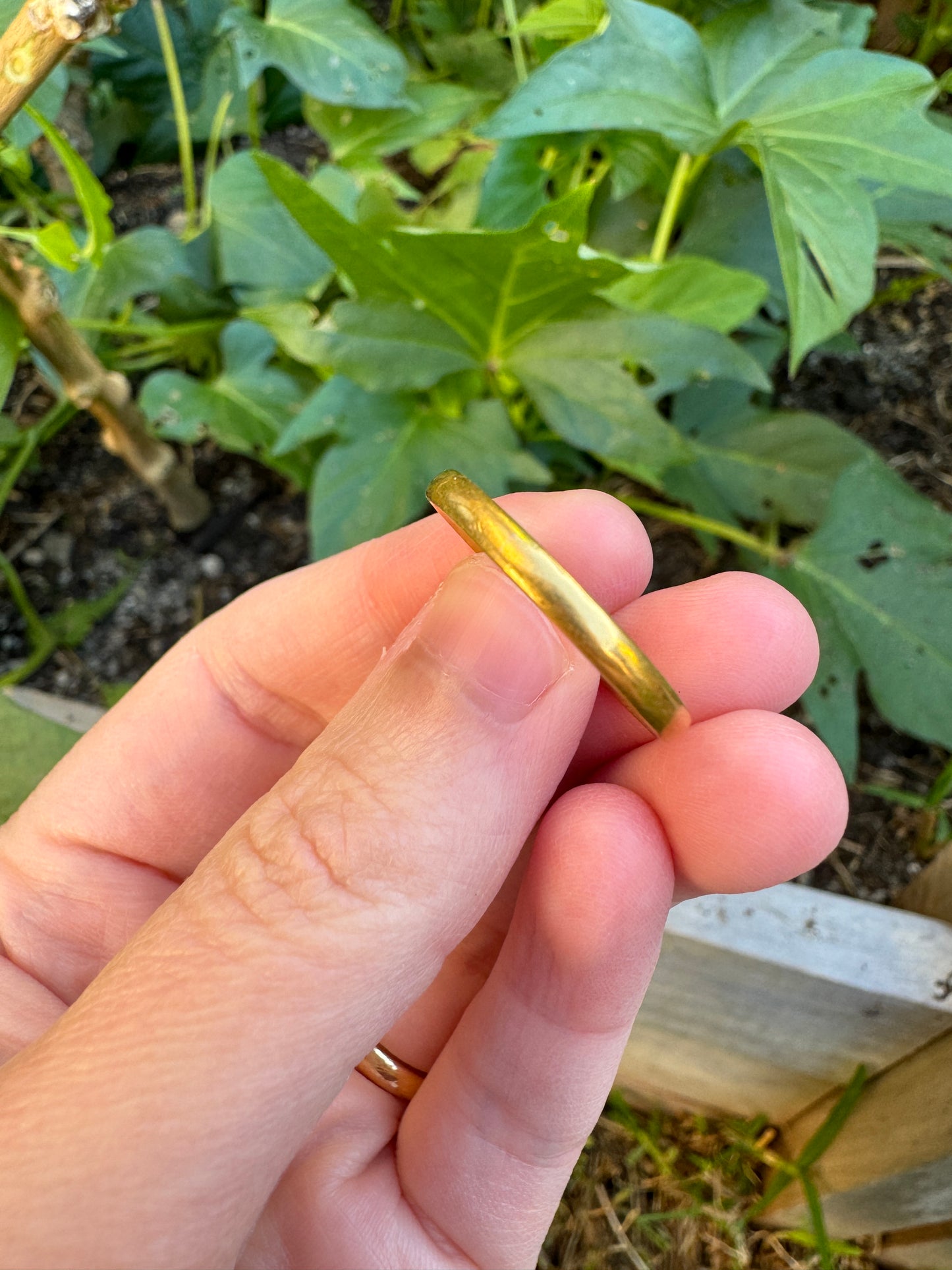 Vintage 22ct yellow gold band, 2mm wide