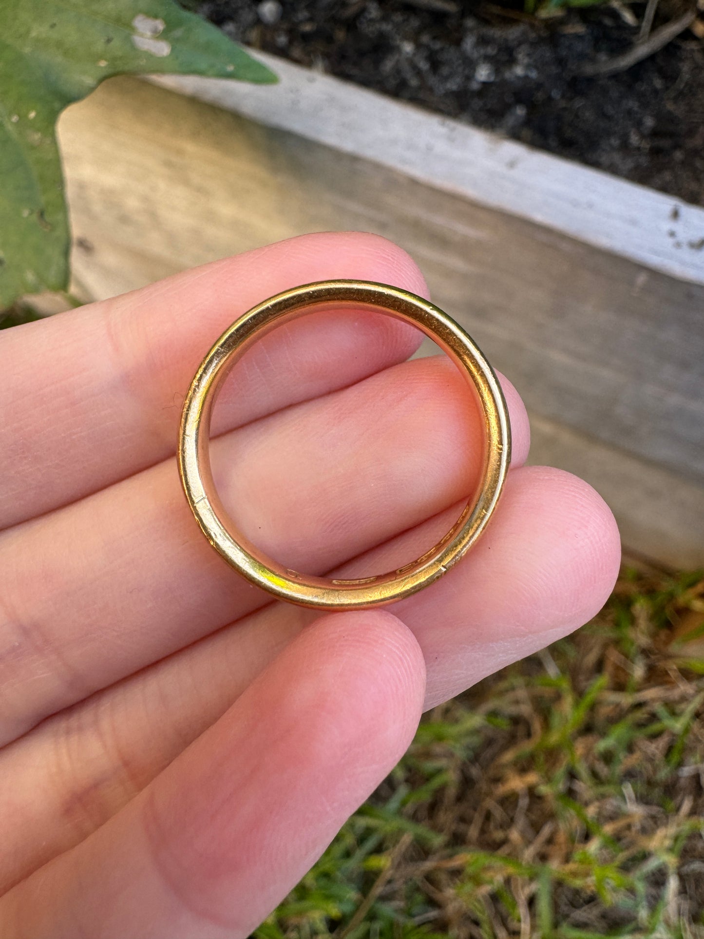 Antique 22ct yellow gold band, 3mm wide