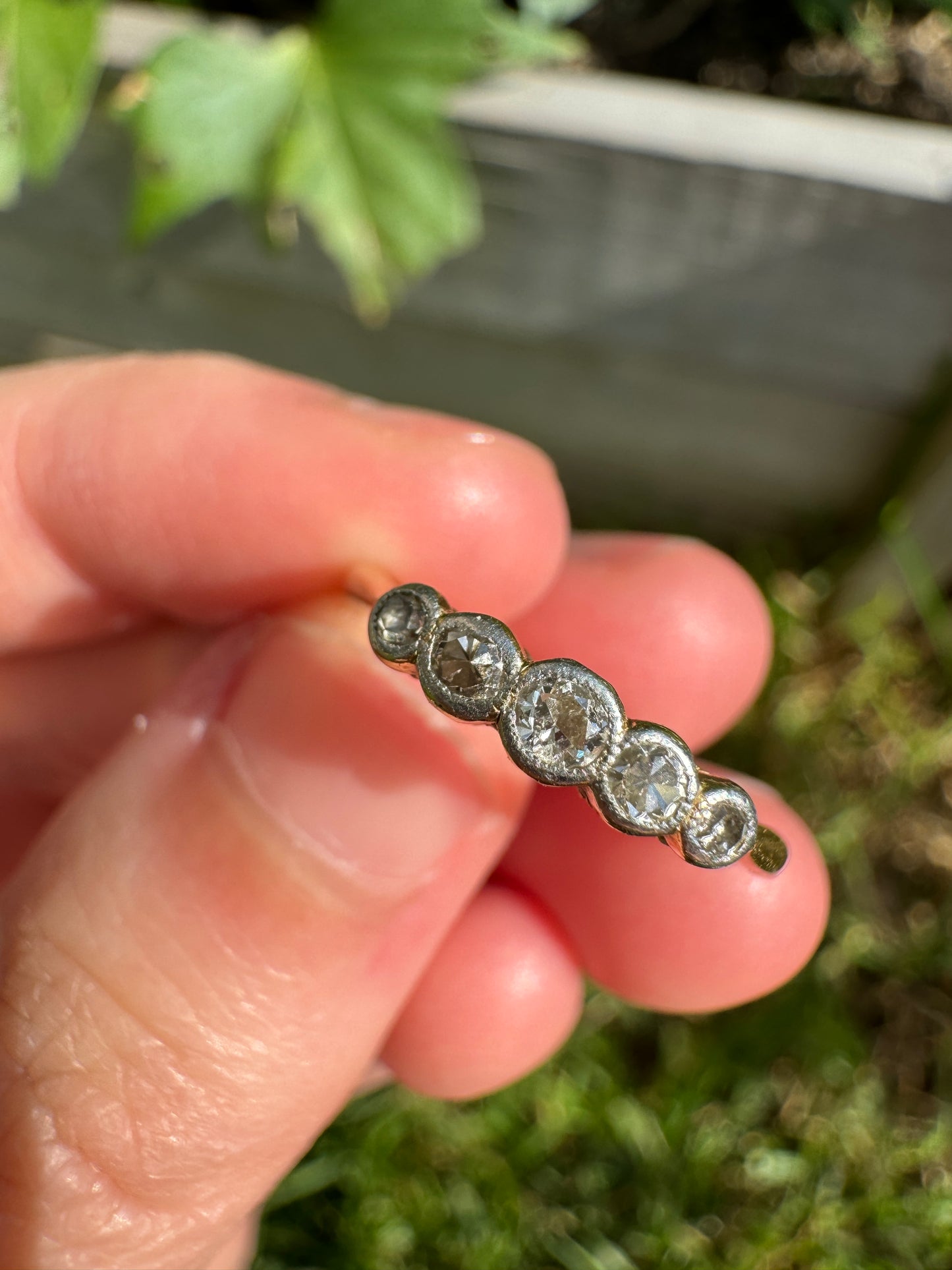 Vintage 18ct yellow gold and platinum five stone 0.25ct TCW bezel set single cut diamond ring