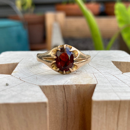 Vintage 9ct yellow gold faceted garnet belcher ring