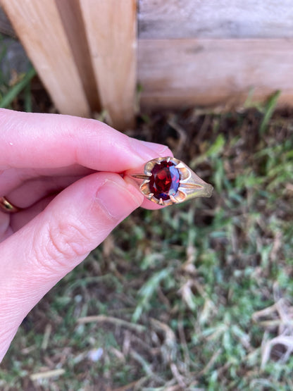 Vintage 9ct yellow gold faceted garnet belcher ring