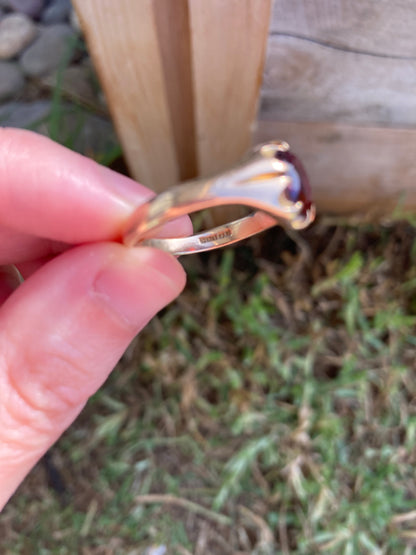 Vintage 9ct yellow gold faceted garnet belcher ring