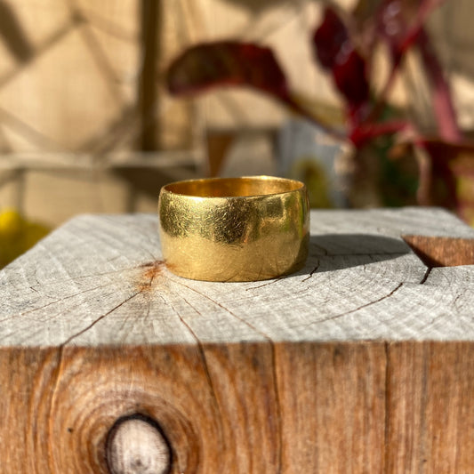 Vintage 22ct yellow gold cigar band, 10mm width