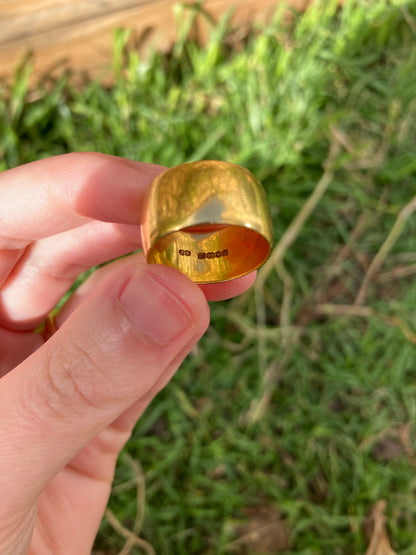Vintage 22ct yellow gold cigar band, 10mm width