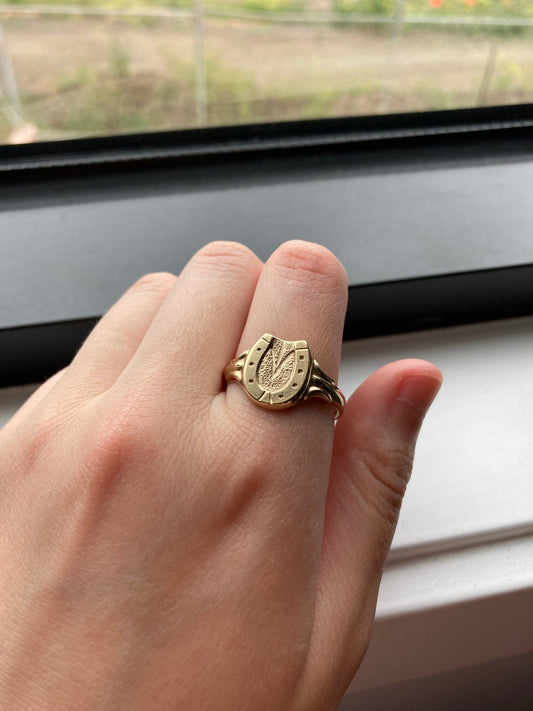 Vintage Australian 9ct yellow gold horseshoe signet ring