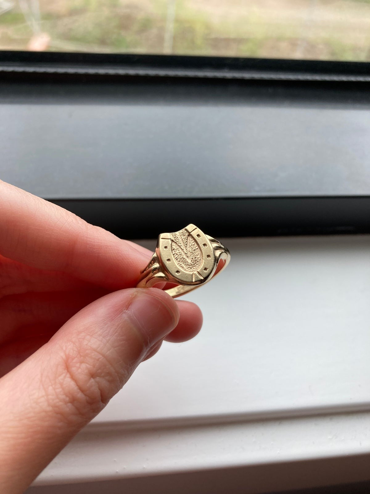 Vintage Australian 9ct yellow gold horseshoe signet ring
