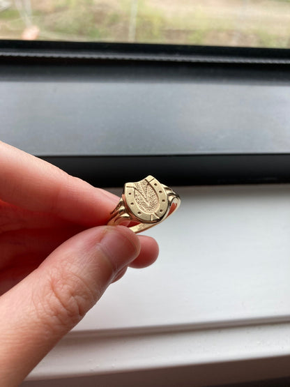 Vintage Australian 9ct yellow gold horseshoe signet ring