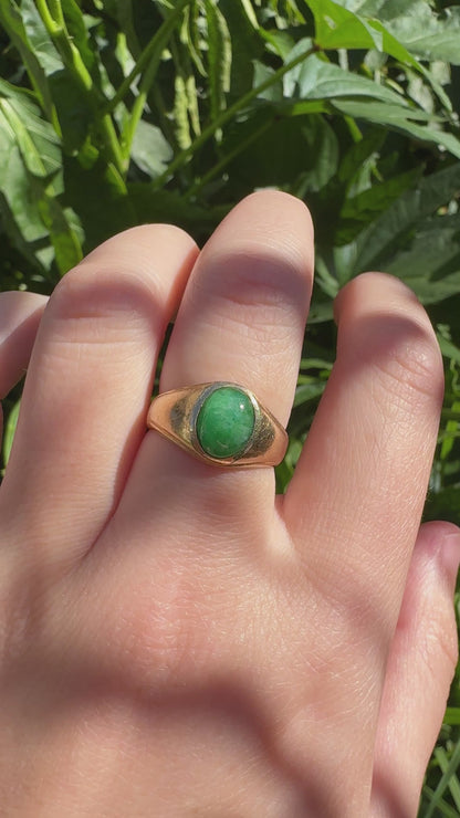 Vintage 14ct yellow gold jadeite cabochon signet ring
