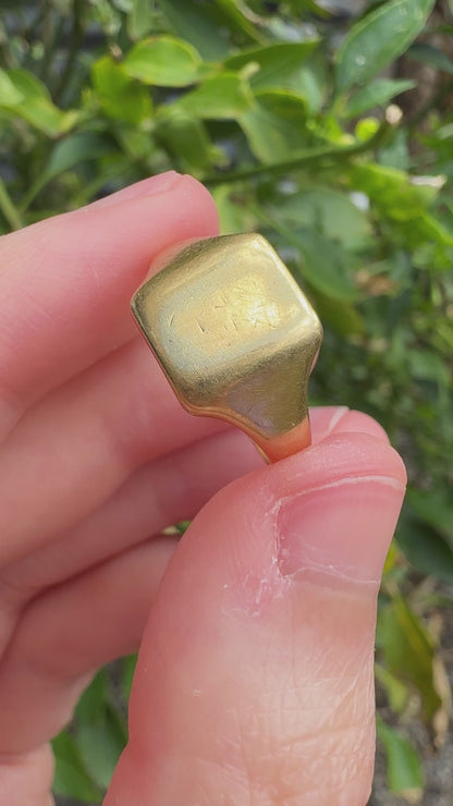 Vintage English 18ct yellow gold square signet ring