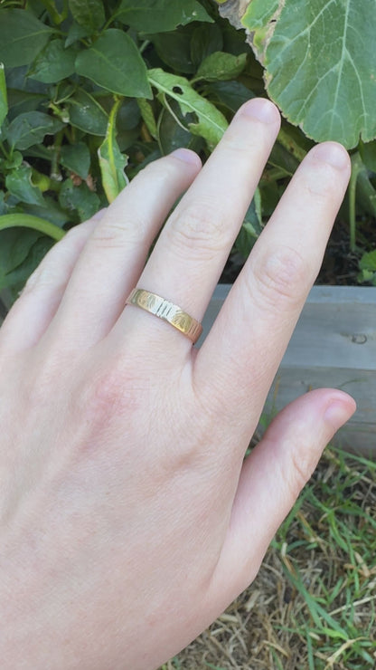Antique Australian 12ct rosy yellow gold foliate pattern engraved band