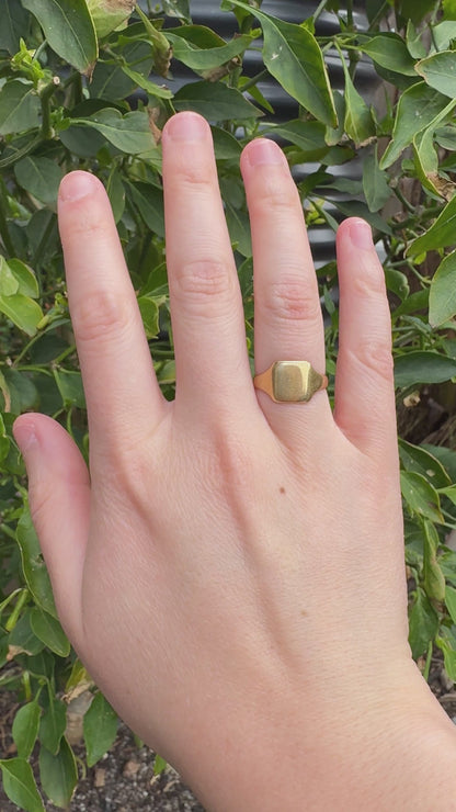 Vintage English 18ct yellow gold square signet ring