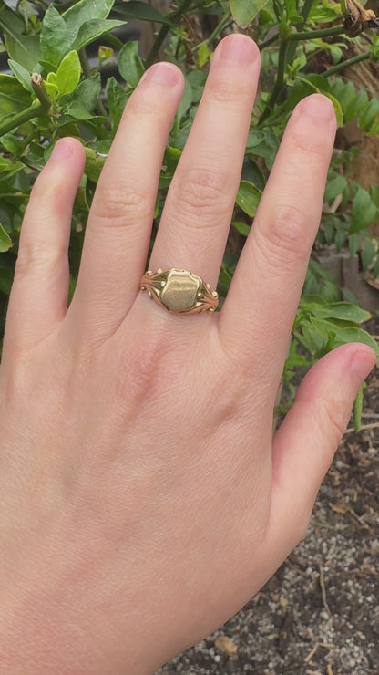 Antique Canadian 14ct yellow gold shield signet ring