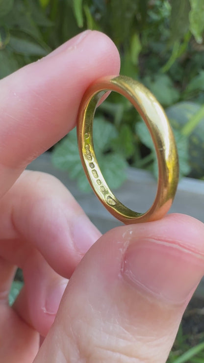 Vintage English 22ct yellow gold band, 2.7mm wide