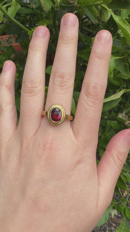 Vintage 9ct yellow gold 2.2ct garnet bezel set ring