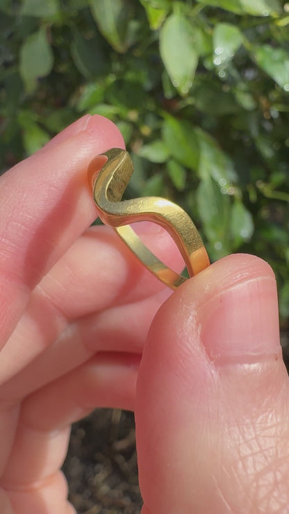 Vintage 18ct yellow gold curved band