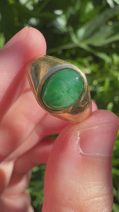 Vintage 14ct yellow gold jadeite cabochon signet ring