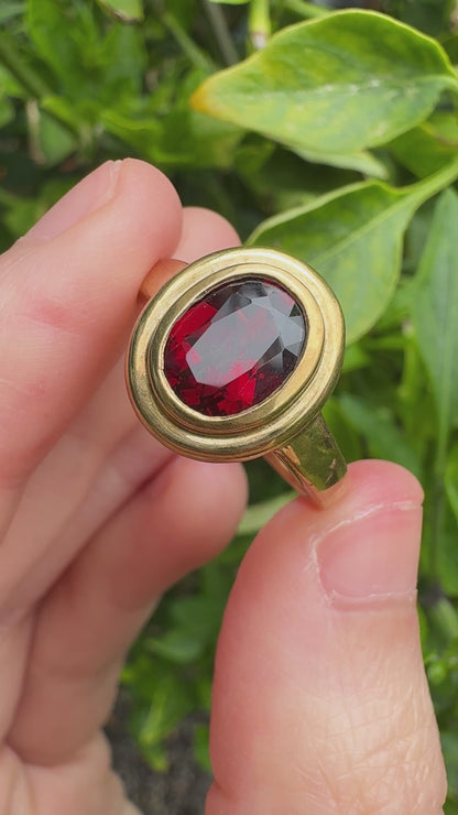 Vintage 9ct yellow gold 2.2ct garnet bezel set ring