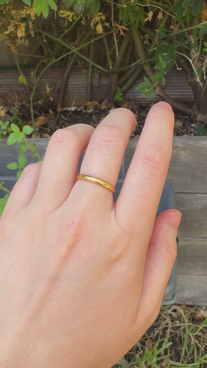Vintage English 22ct yellow gold band, 2.4mm wide