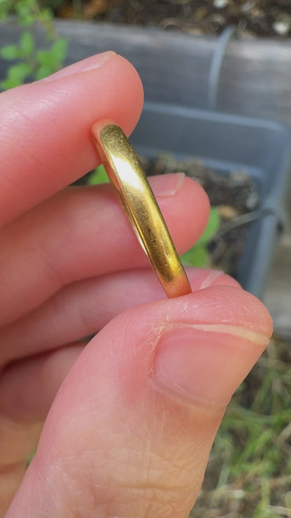 Vintage English 22ct yellow gold band, 2.4mm wide