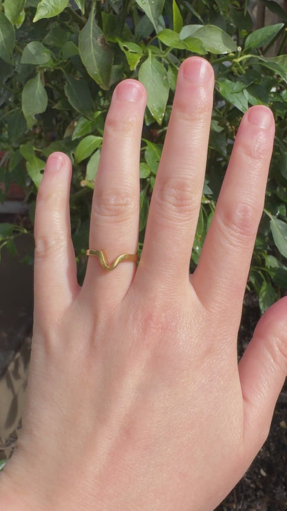 Vintage 18ct yellow gold curved band