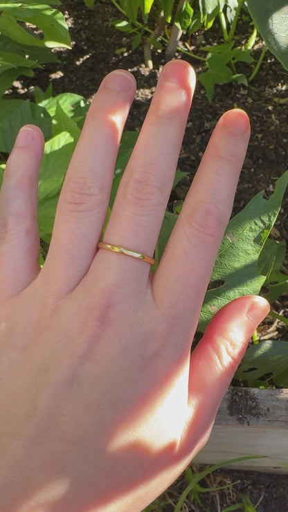 Vintage English 22ct yellow gold band, 2.1mm wide
