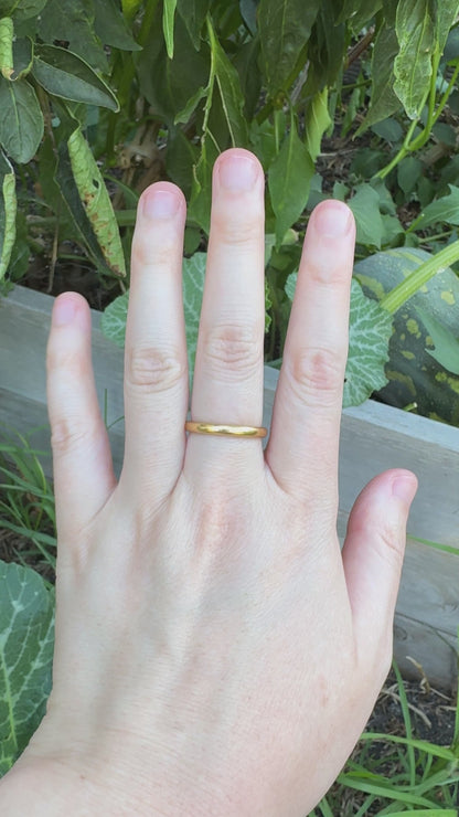 Vintage English 22ct yellow gold band, 2.7mm wide